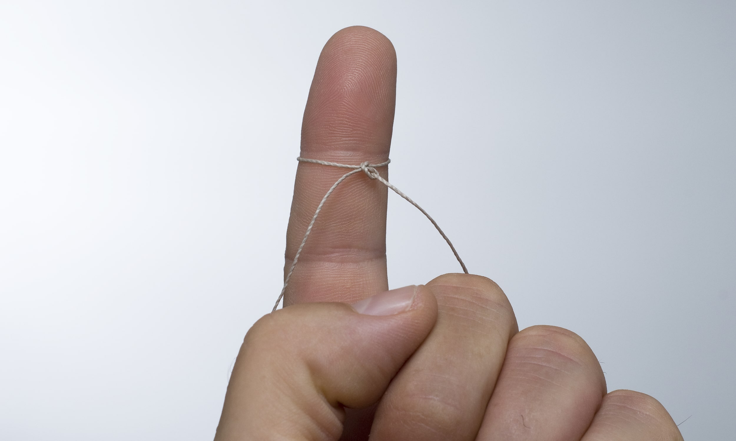 измерение размера пальца с помощью нитки