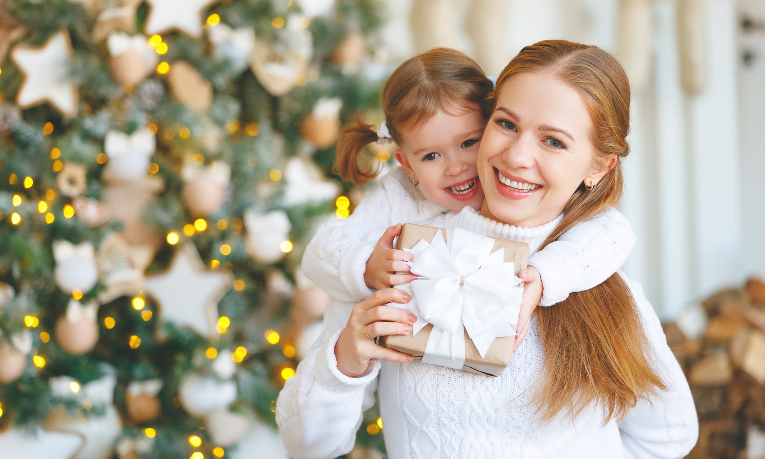 ema ja laps kannavad valgeid riided jõulupildil