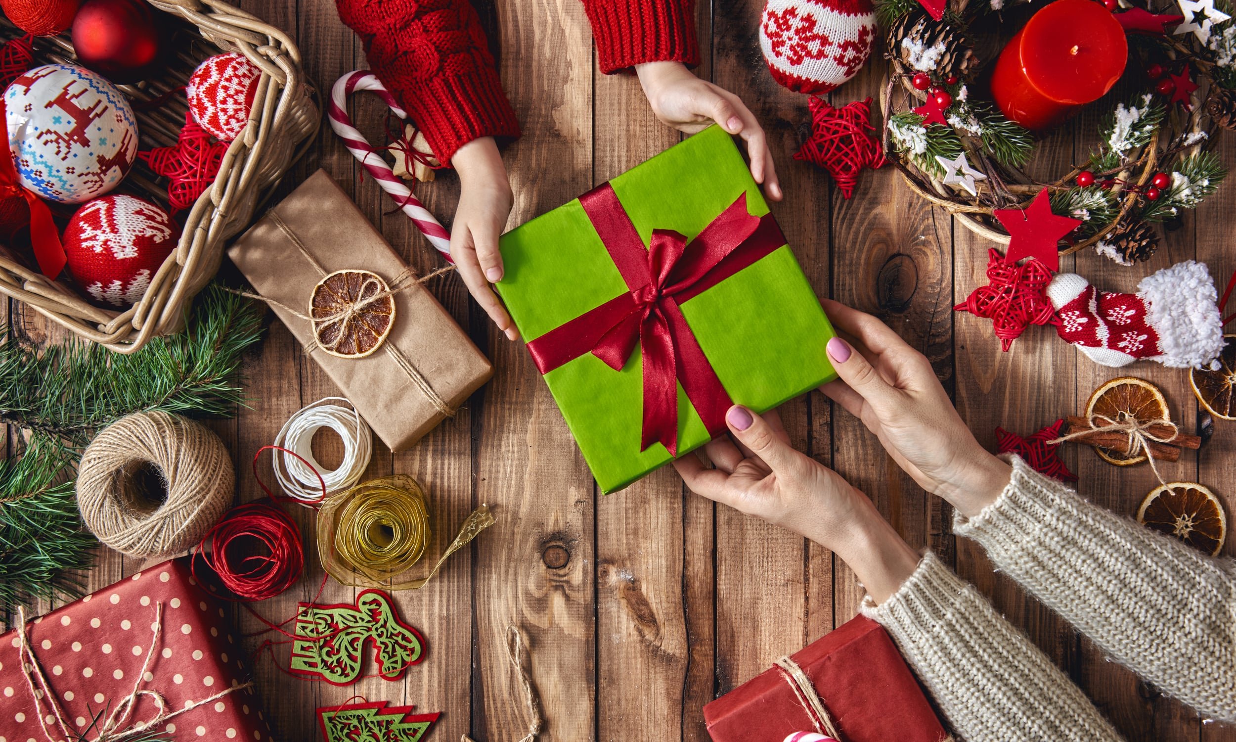 праздничные украшения и подарки на рождество