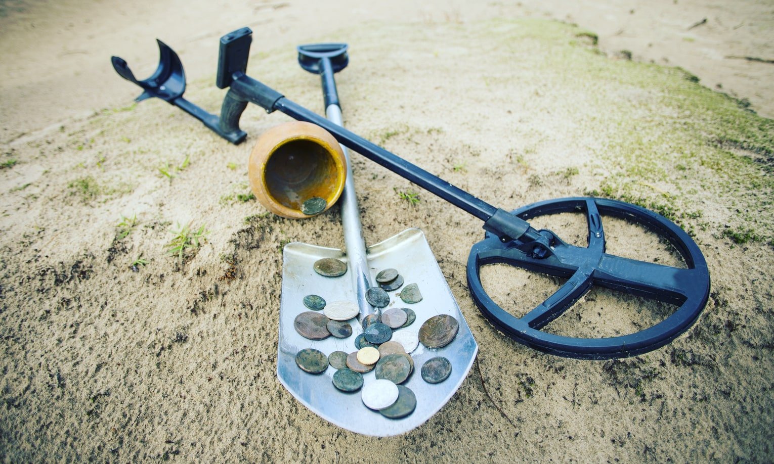 монеты найдены металлоискателем на пляже