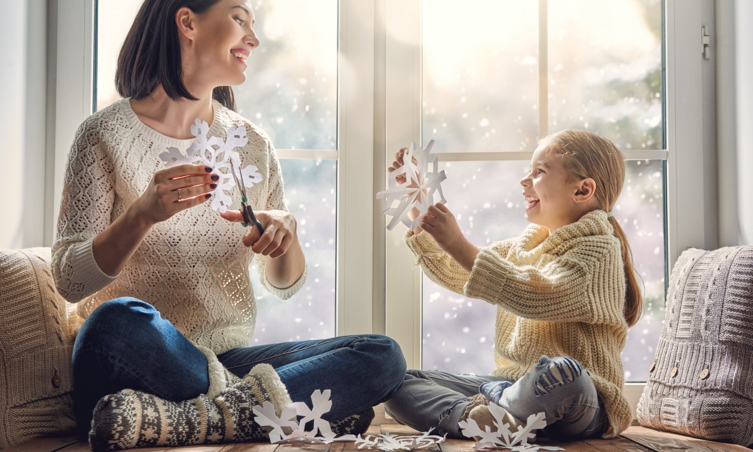 ema ja tütar kaunistavad aknaid isetehtud jõulukaunistustega