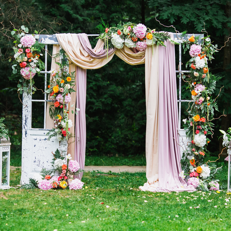 украшенная свадебная арка из дверей на природе