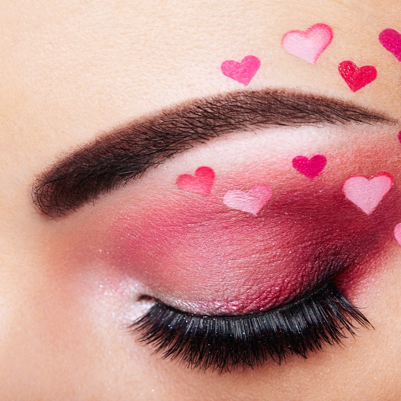 макияж глаз с сердечками в розовых тонах