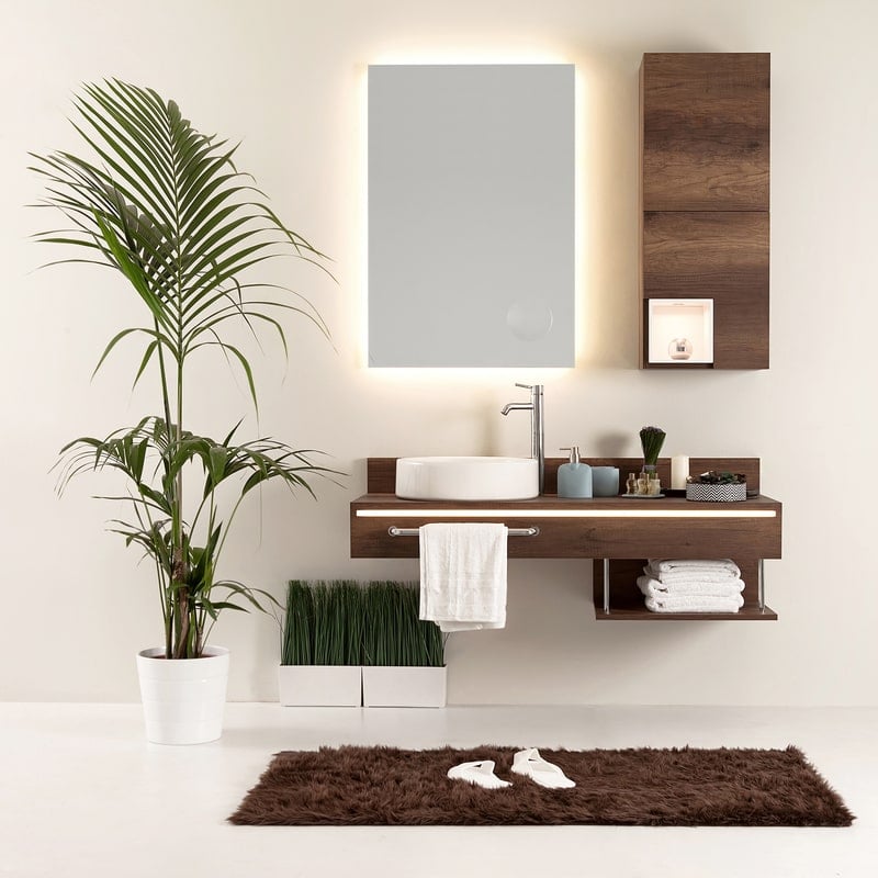 modernus vonios apsvietimas prie veidrodzio