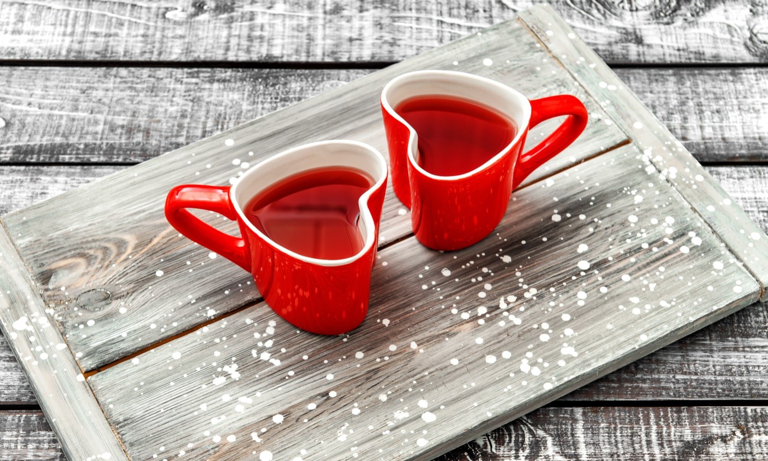 valentino dienos arbatos puodeliai ant stalo