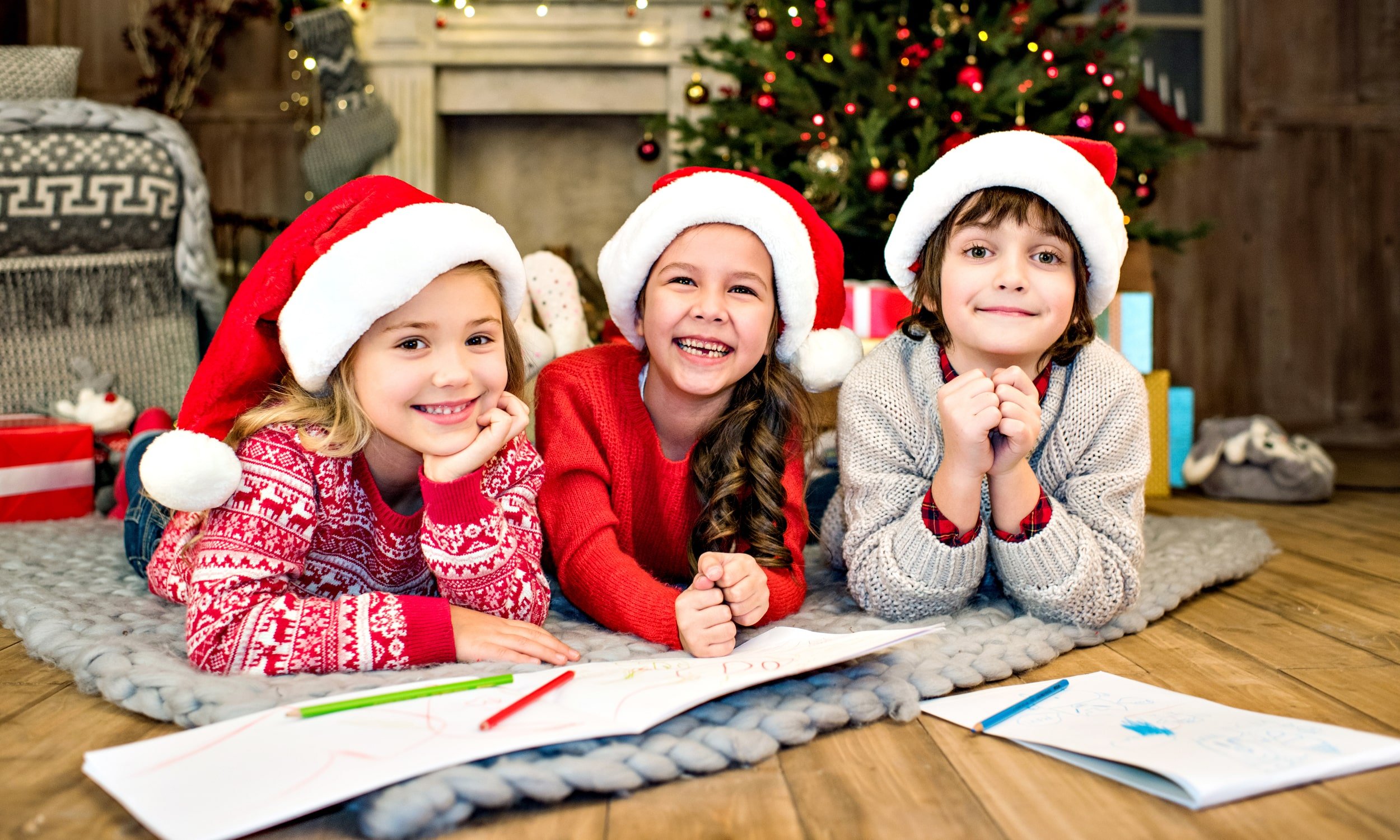 lapsed värvivad jõuluõhtul värviraamatus pilte