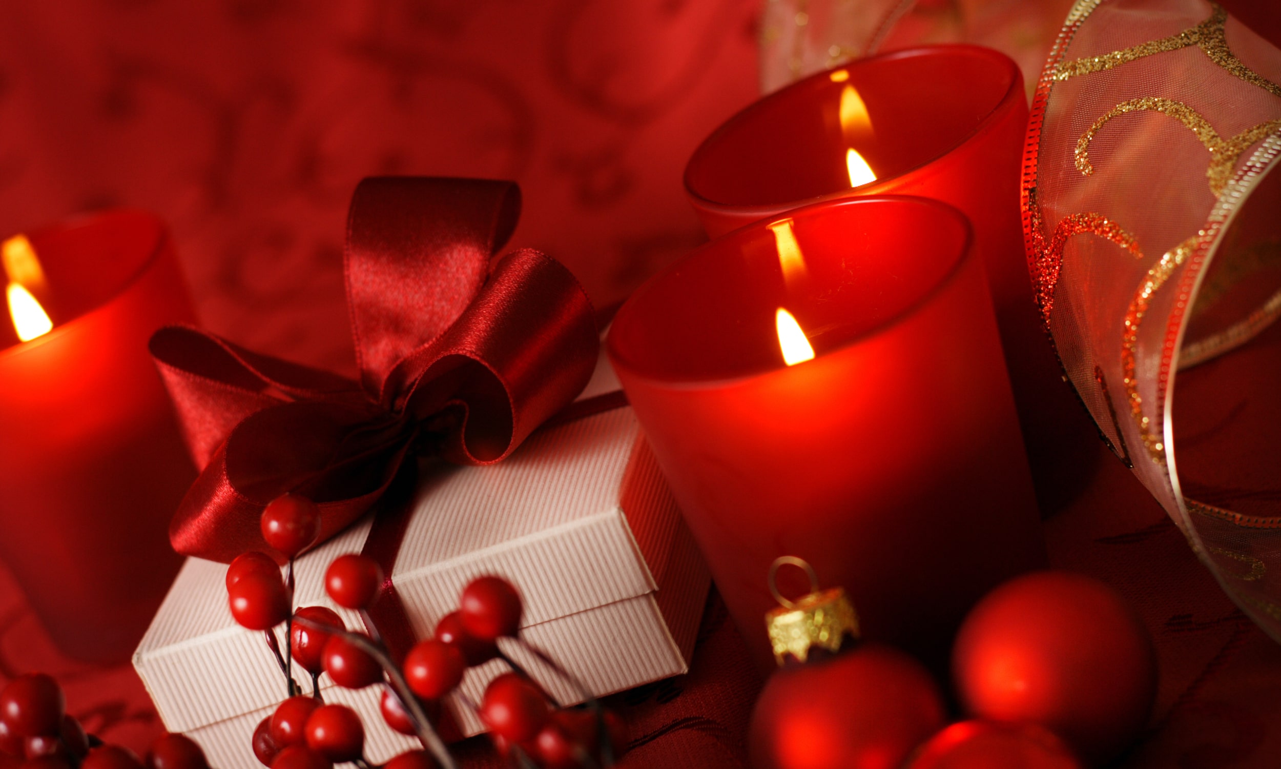 свечи в красных подсвечниках и подарок