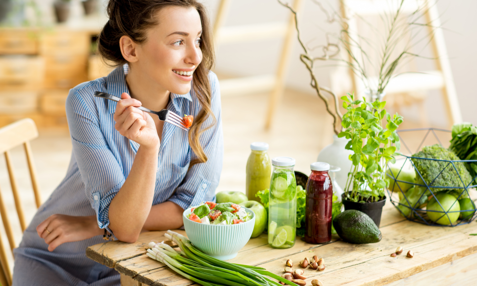 naine sööb rohkelt köögivilju
