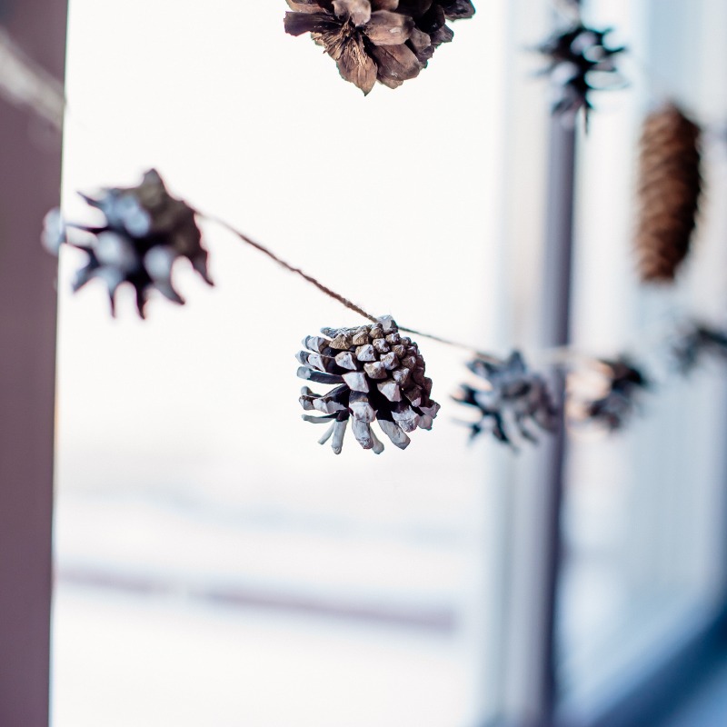ziemassvetku dekoracijas pie loga
