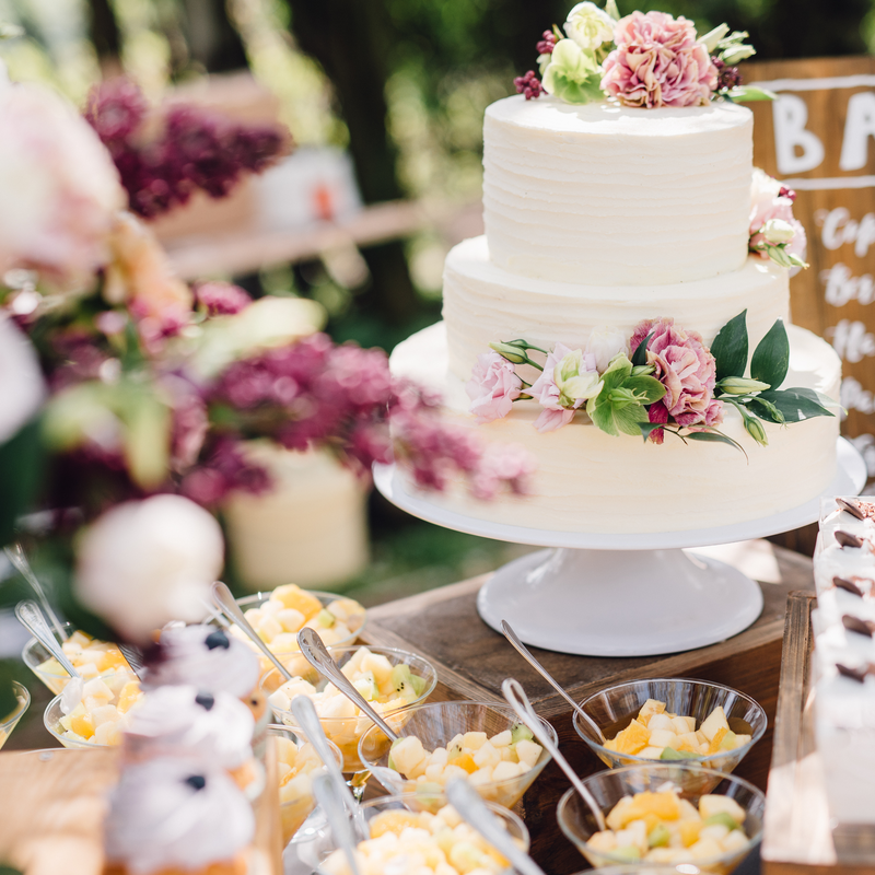 свадебный торт украшенный цветами