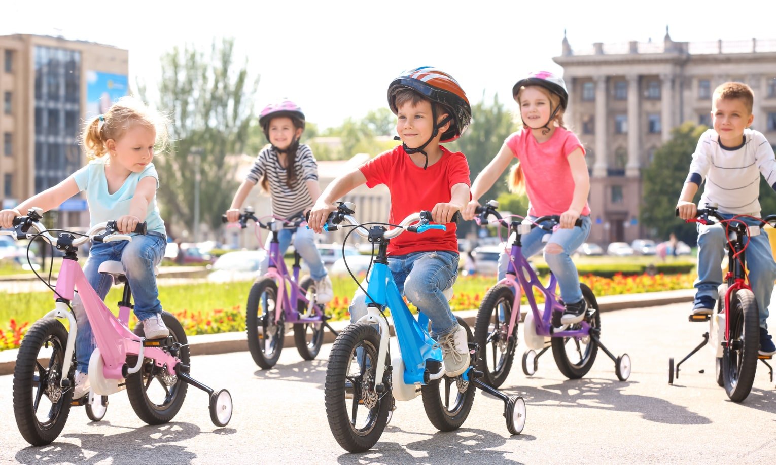vaikai vaziuoja dviraciais parke