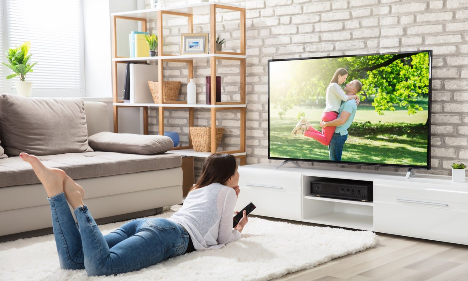 sieviete skatas TV sovu viedaja 50 collu televizora