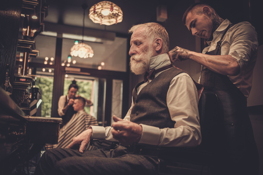 mees istub juuksurisalongis ja tema juuksid lõigatakse