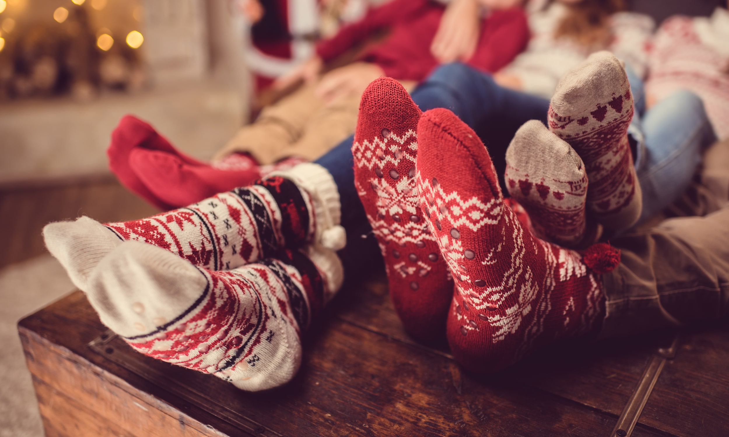 дети и родители в праздничных рождественских носках