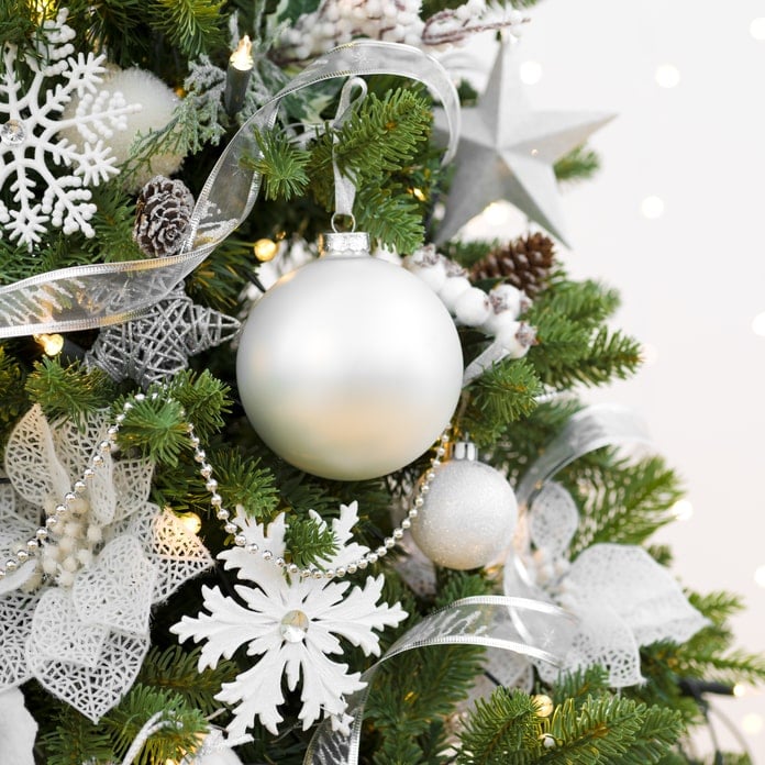 новогодняя елка с белыми и серебряными деталями