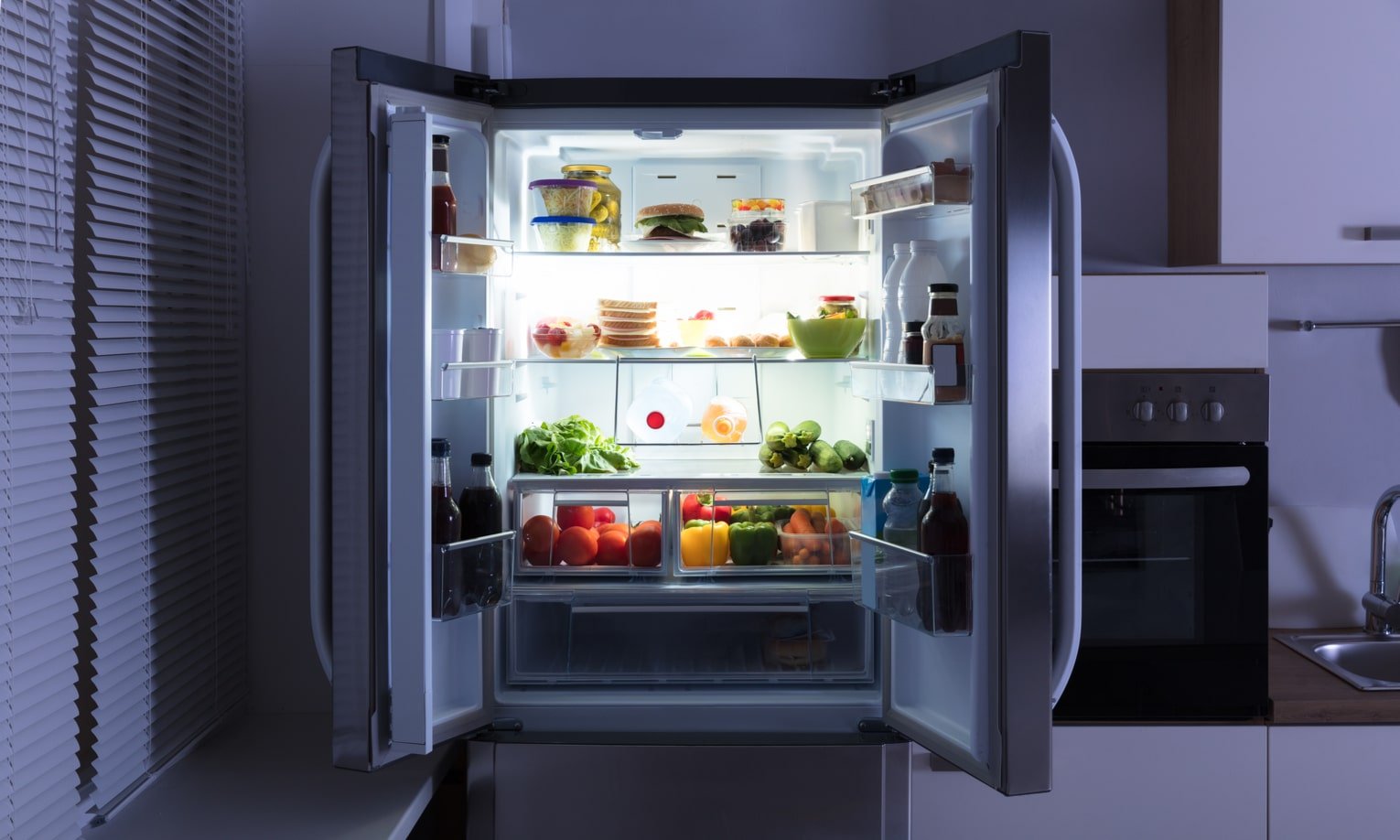 разложенные продукты в двухкамерном холодильнике