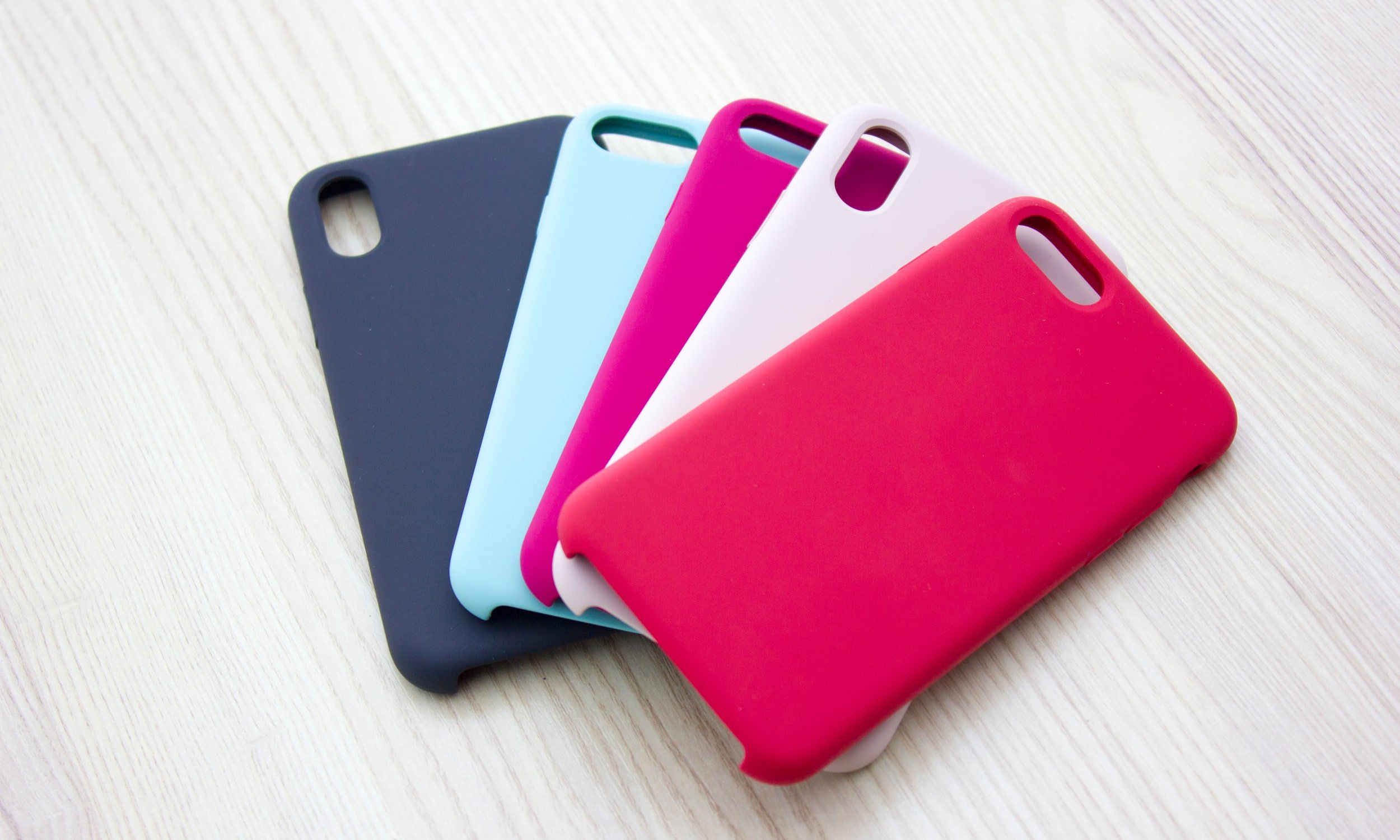 erinevat värvi kaitsekaaned telefonidele
