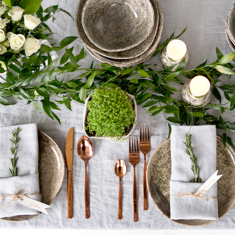 свадебный стол украшенный зеленью