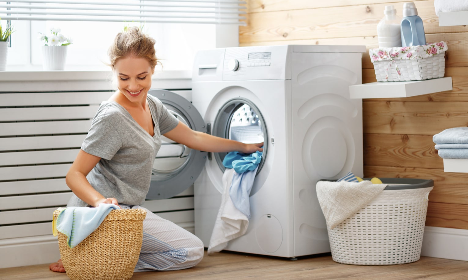 moteris skalbia drabuzius skalbimo masinoje