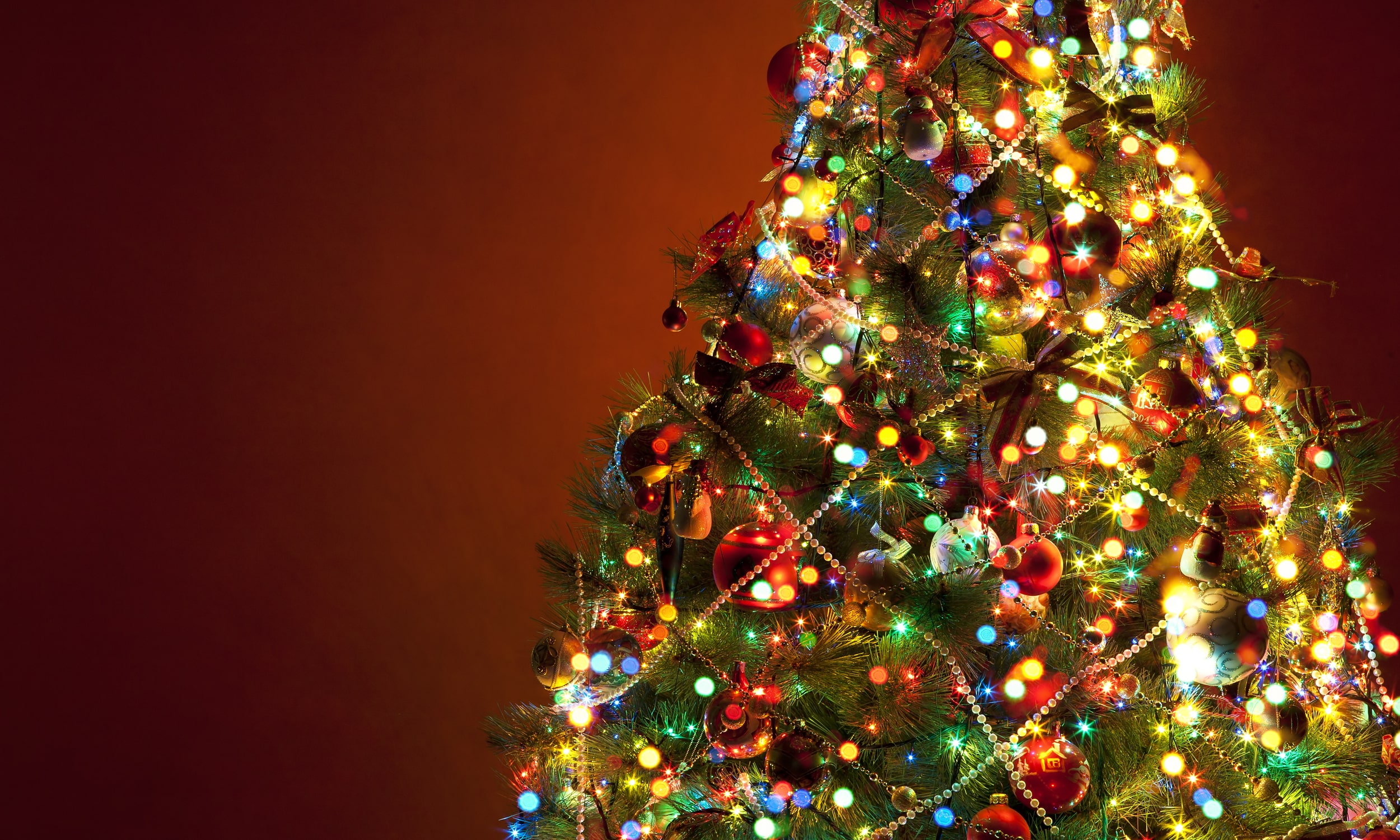 рождественская елка украшена красочными огоньками