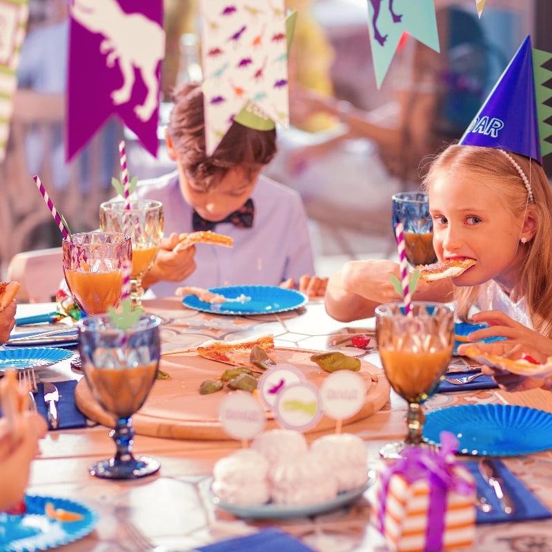 laud ja ühekordsed nõud lapse sünnipäeva tähistamiseks