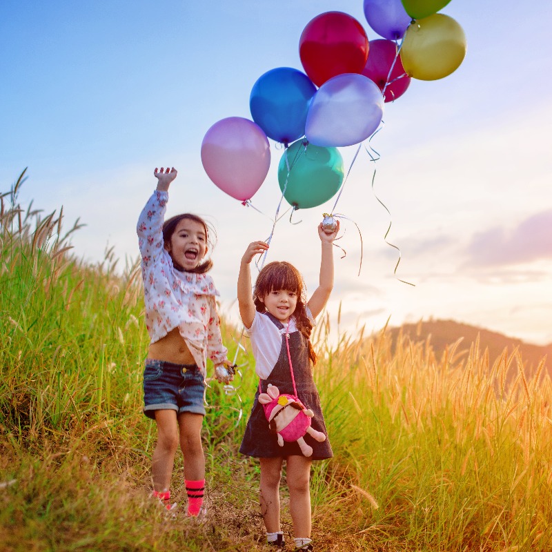 девочки веселятся с воздушными шарами на день рождения