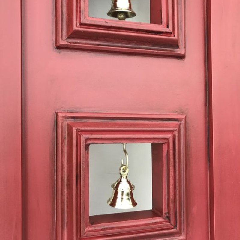 дверное окошко украшено колокольчиком